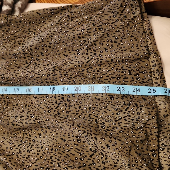 Beautifil Entro Leopard and Tan Blouse, Flowy Sleeves Gather At Wrist - Picture 12 of 13